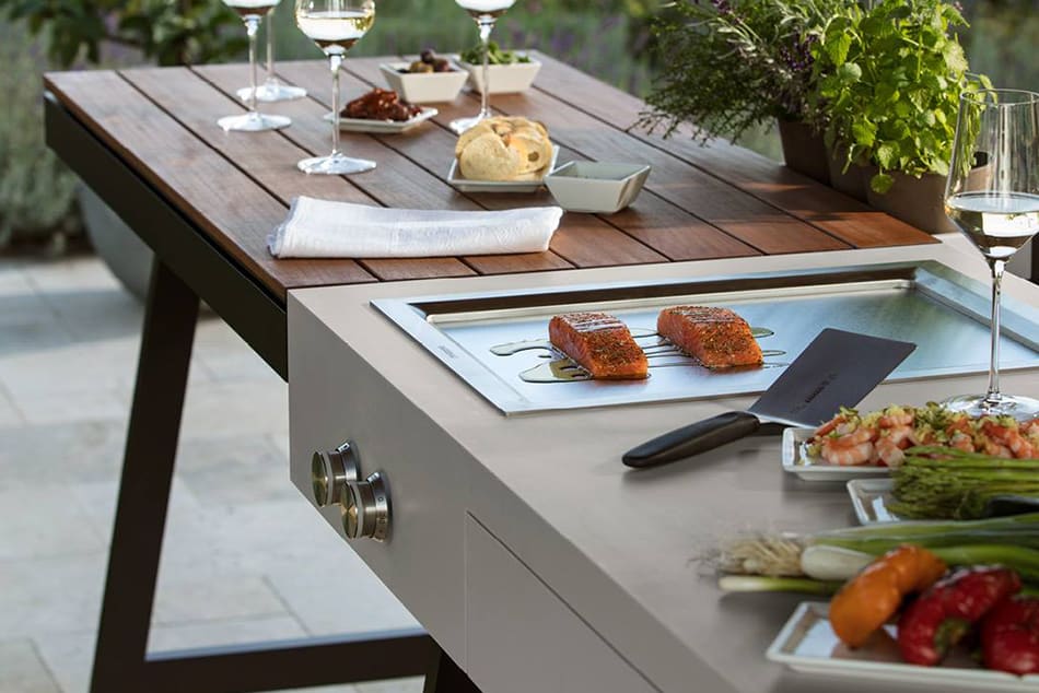 Outdoorküchen mit passenden Outdoortischen, Stühlen und -bänken