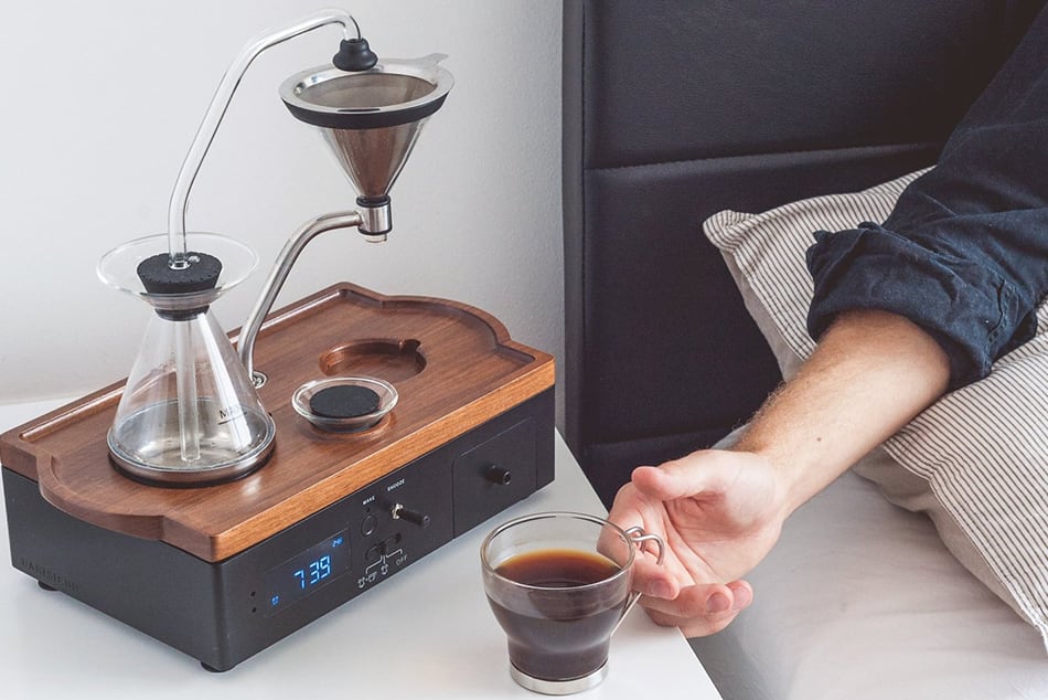 Kaffee und Teezubereiter Barisieur mit integriertem Wecker und Milchkühlfach