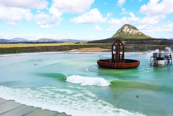 Dieser Pool erzeugt 5 verschiedene Arten von Wellen für Surfer – Surf Lakes