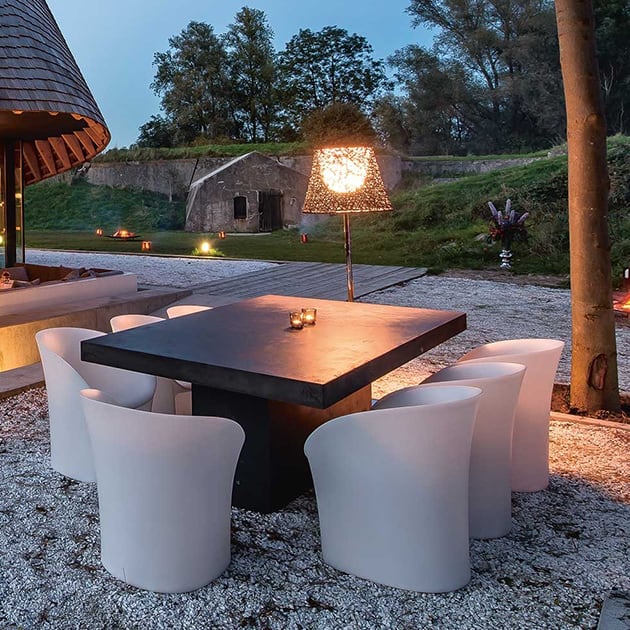 Der Moon Chair ist perfekt für lange Sommerabende im Freien