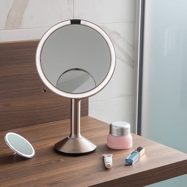 Perfekt ausgeleuchtet mit dem Sensorenspiegel von simplehuman