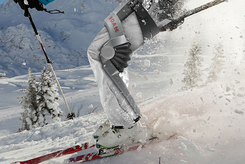 Dieses Ski-Exoskelett von Roam Robotics soll Deine Beine beim Skifahren entlasten
