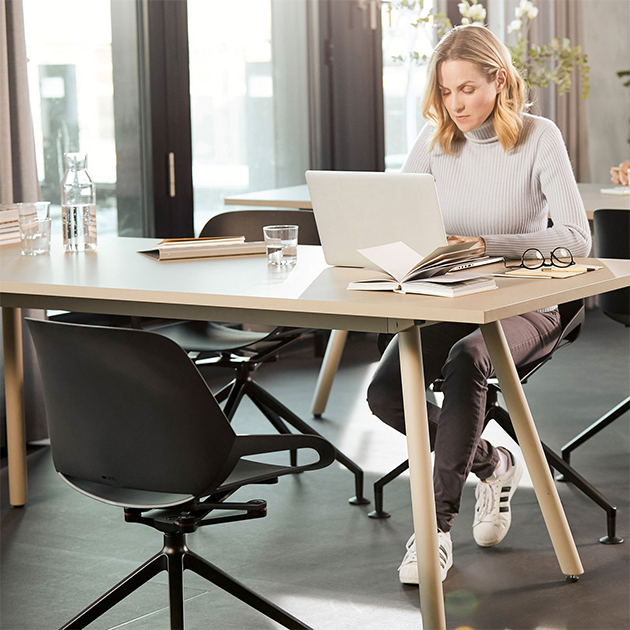 Stuhl Aeris Numo – mit Stil sitzen statt Stillsitzen. Gesund, dynamisch und überall