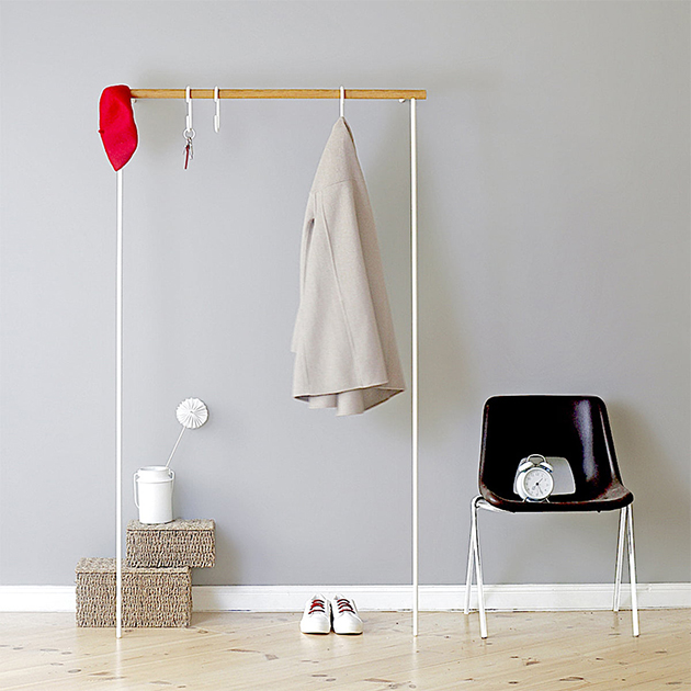 Leanon Anlehngarderobe von Roomsafari – filigran und mobil