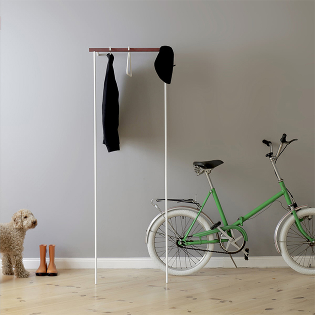 Leanon Anlehngarderobe von Roomsafari – filigran und mobil