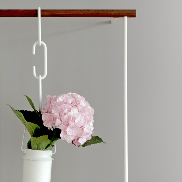 Leanon Anlehngarderobe von Roomsafari – filigran und mobil