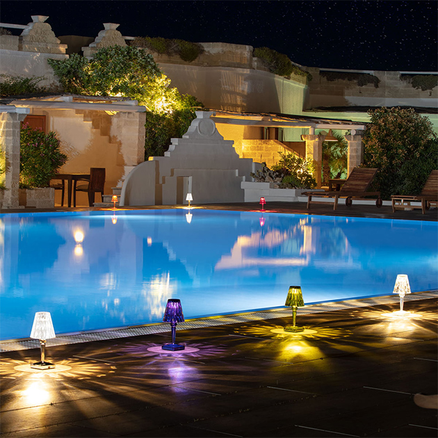 Battery LED Tischleuchte mit kristallinen Charme für In-und Outdoor von Kartell