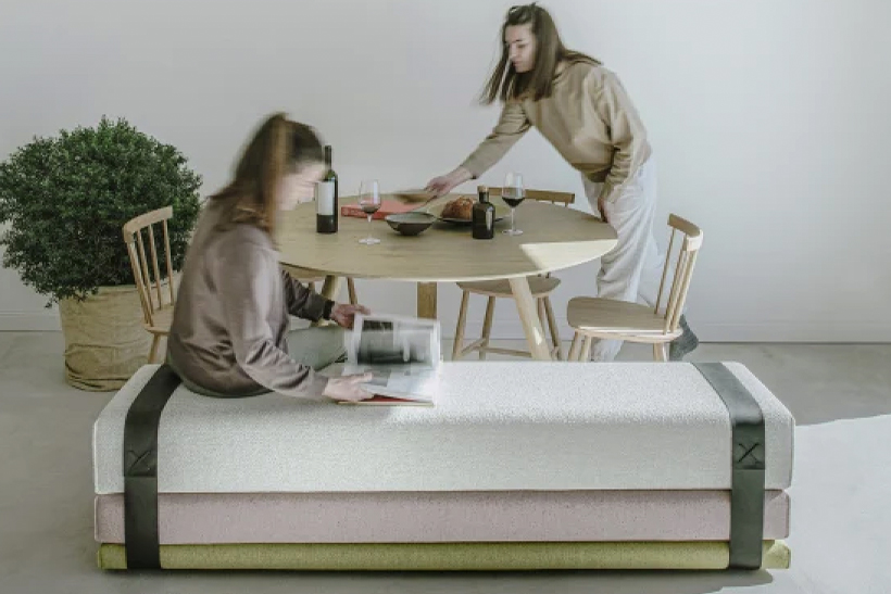 Bavul Polstermöbel von Prostoria entfaltet sich von der Bank zum Gästebett