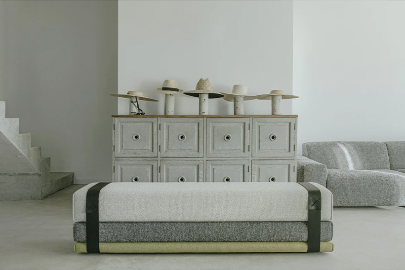 Bavul Polstermöbel von Prostoria entfaltet sich von der Bank zum Gästebett