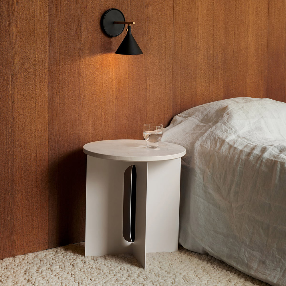 Cast Sconce Wandleuchte von Menu für direktes Licht mit konischem Schirm