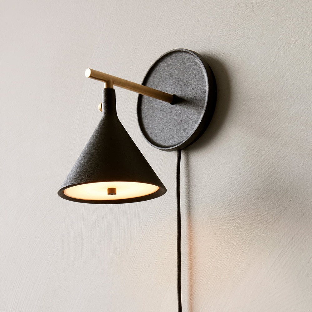Cast Sconce Wandleuchte von Menu für direktes Licht mit konischem Schirm