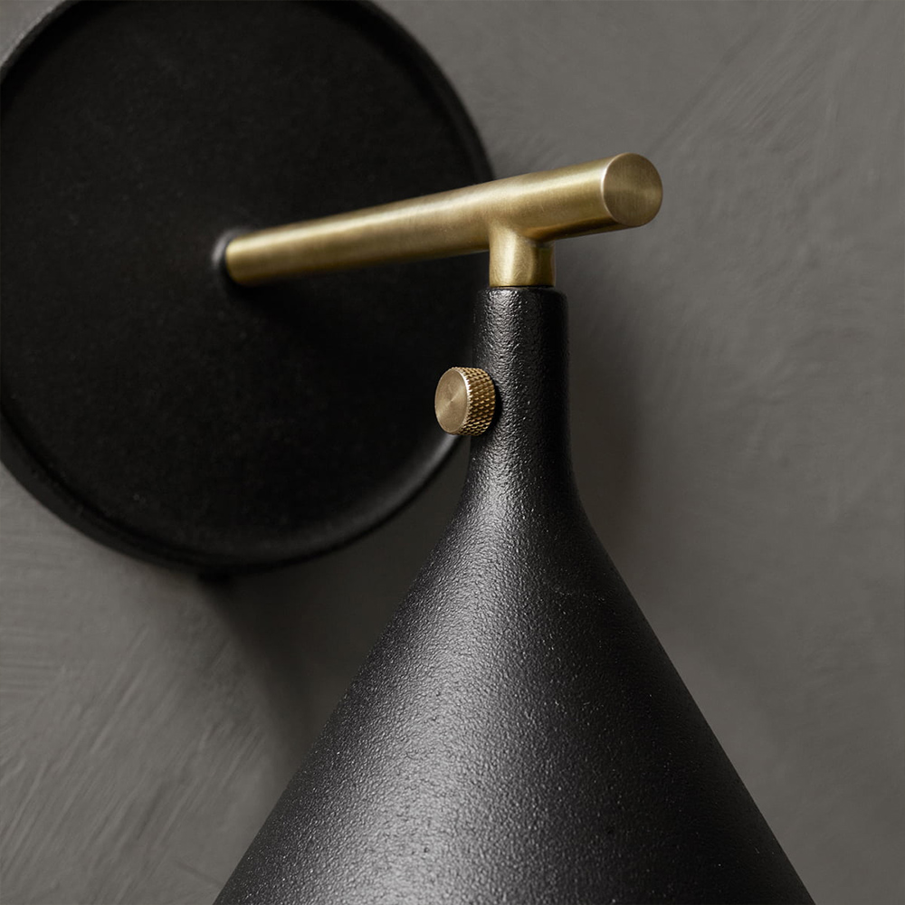 Cast Sconce Wandleuchte von Menu für direktes Licht mit konischem Schirm