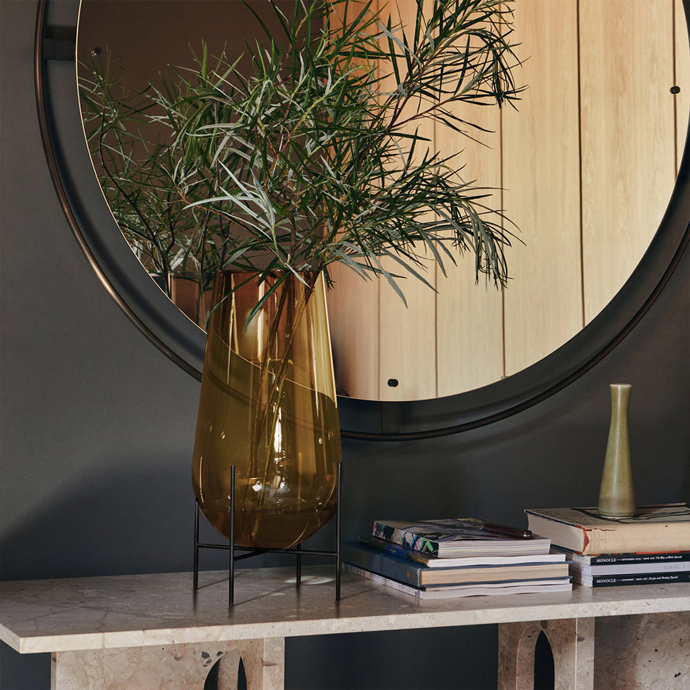 Échasse Vase von Menu auf Stelzen aus Messing in mundgeblasenem Glas