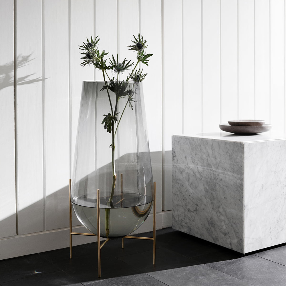 Échasse Vase von Menu auf Stelzen aus Messing in mundgeblasenem Glas