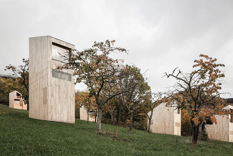 48° Nord – ein biologisches Feriendorf im Einklang mit der Natur. Reiulf Ramstad gestaltet nordische Hütten in den Vogesen