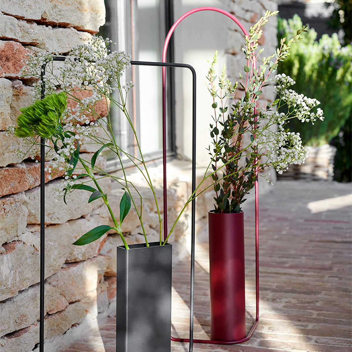 Itac Vase von Fermob dekoriert Blumen beonders
