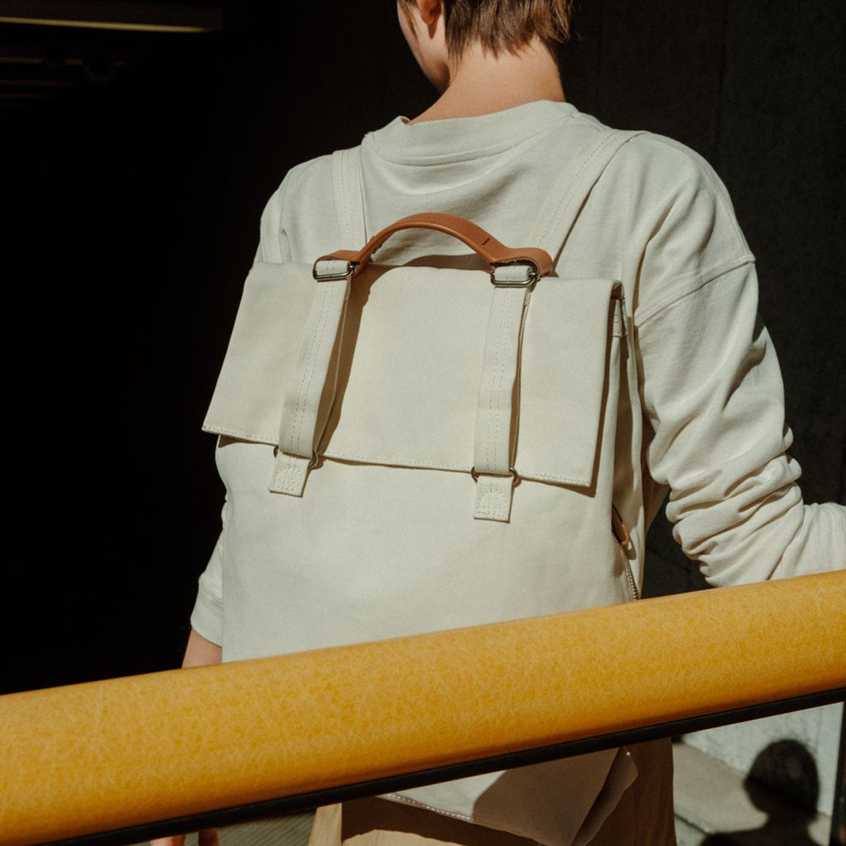 Flap Tote ist Schultertasche und Rucksack aus Bananenfasern