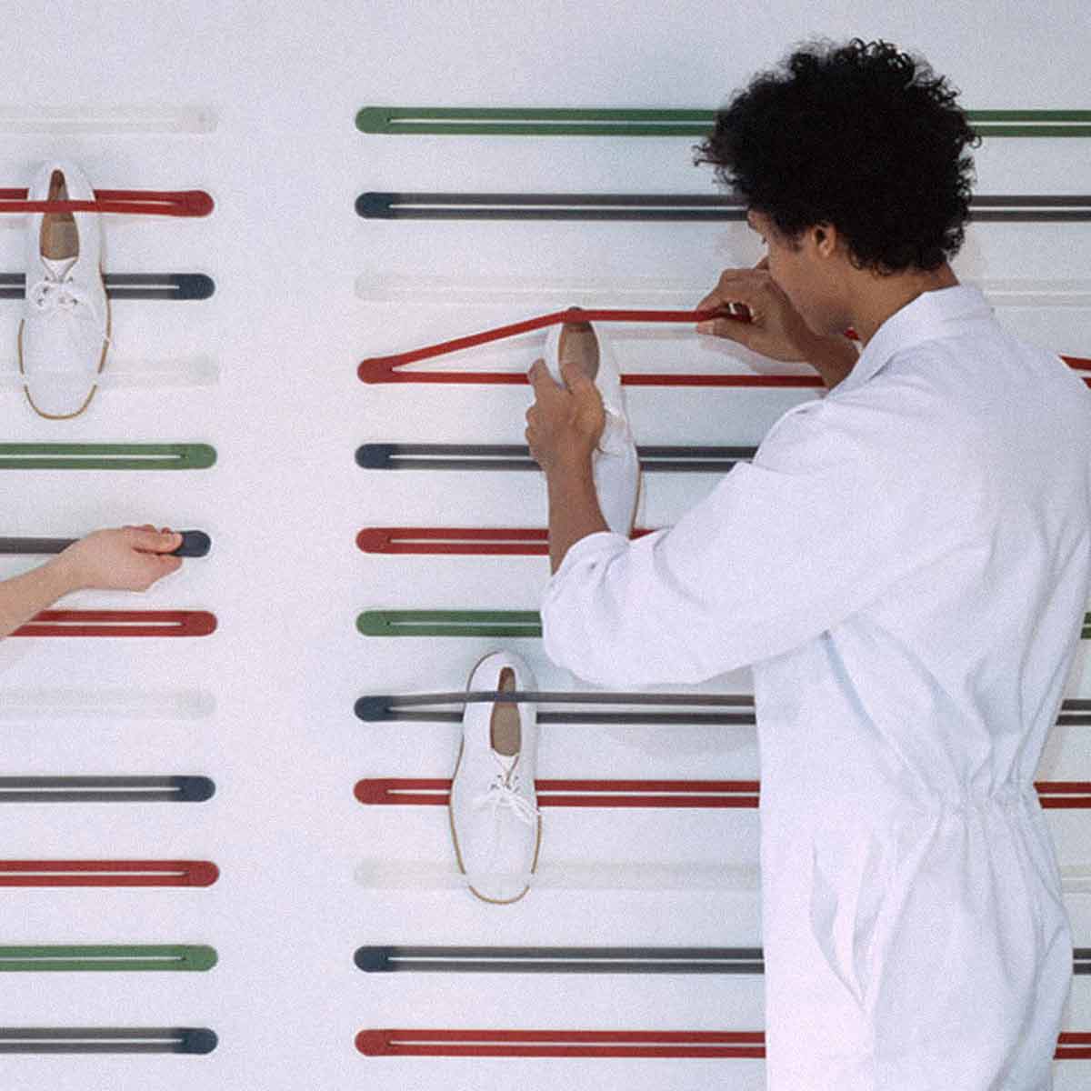 Strap Klemmregal von NL Architects – inspiriert durch Fahrradriemen