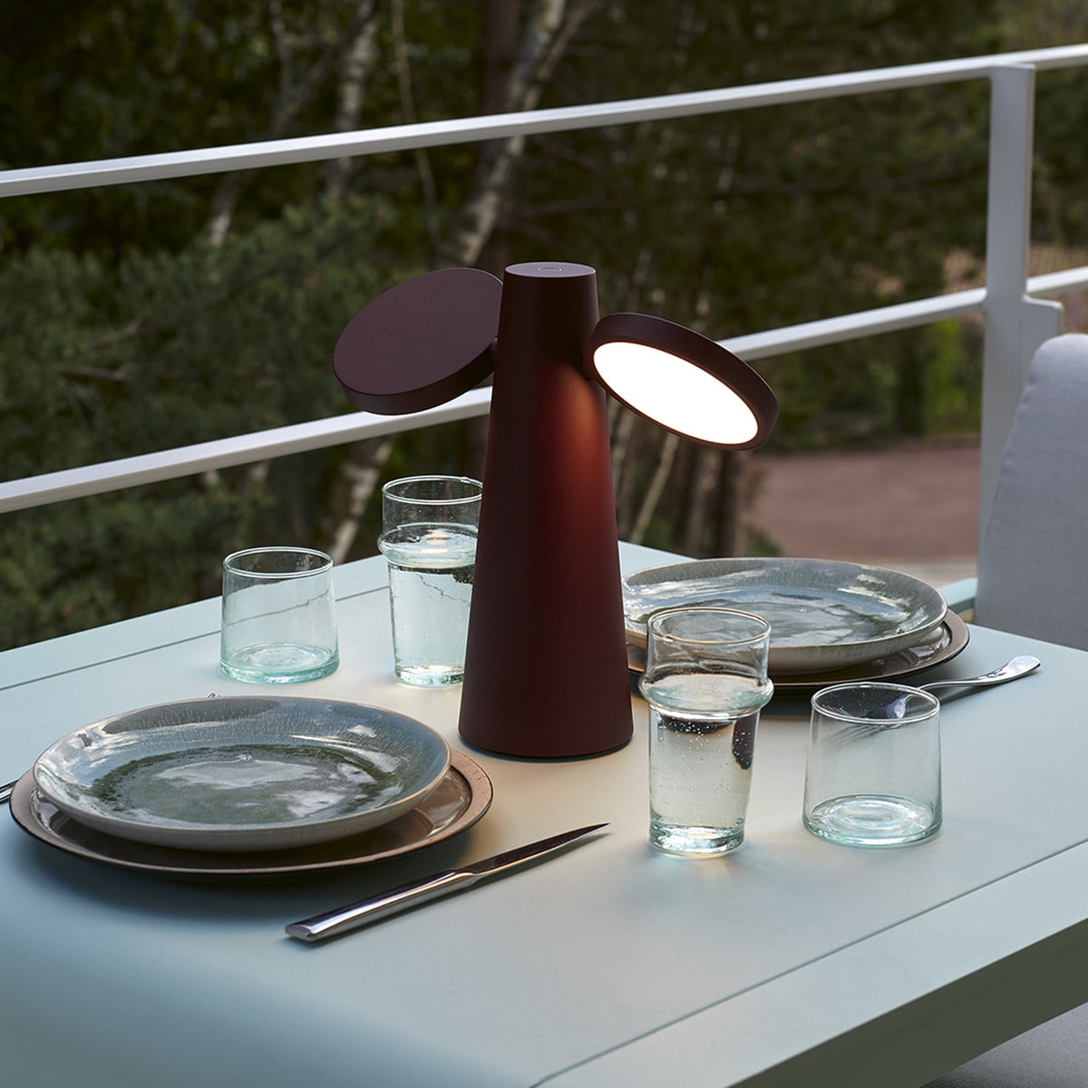 Oto ist eine flexible Inn-Outdoor-Akkuleuchte von Fermob