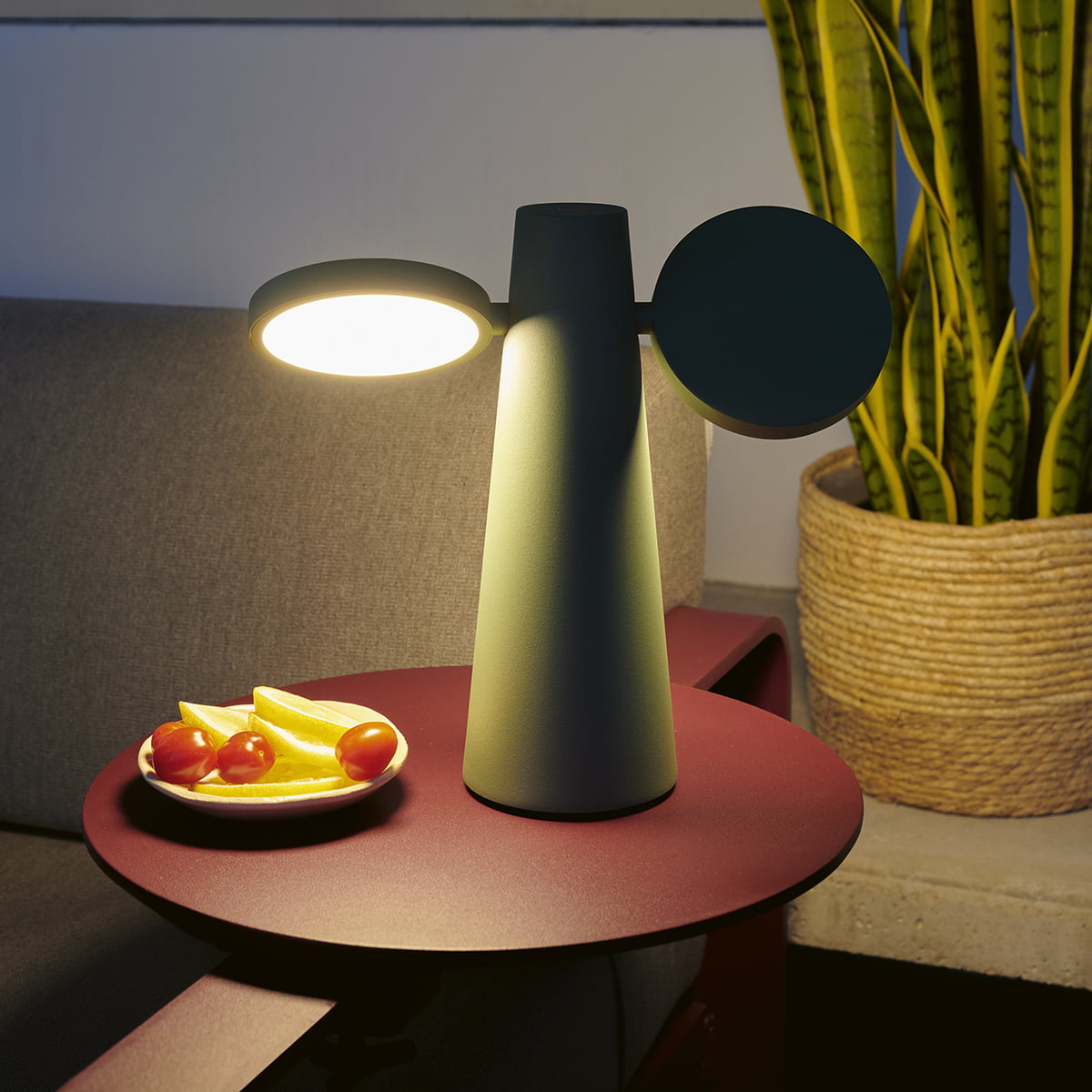 Oto ist eine flexible Inn-Outdoor-Akkuleuchte von Fermob