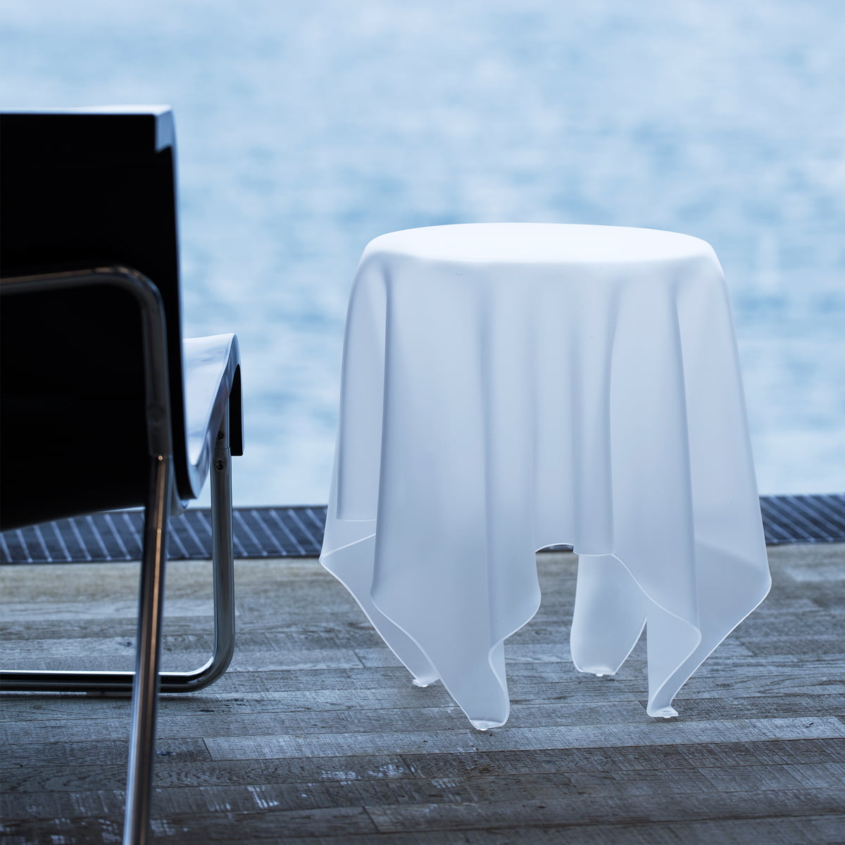 Schwebendes Tischtuch – Beistelltisch Illusion & Grand Illusion von essey