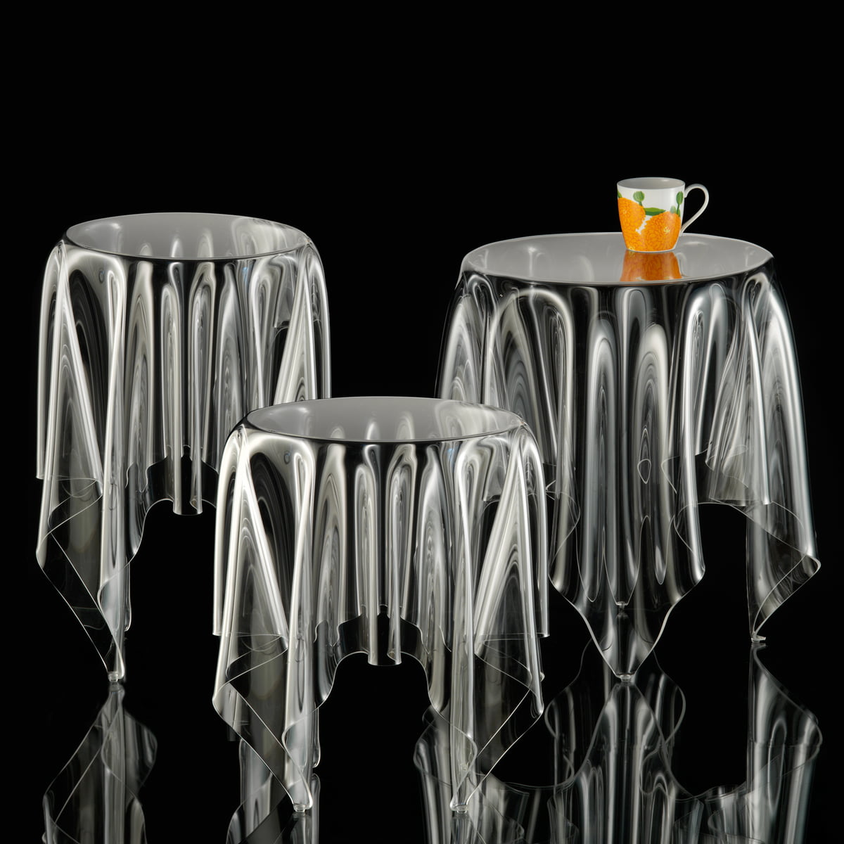 Schwebendes Tischtuch – Beistelltisch Illusion & Grand Illusion von essey