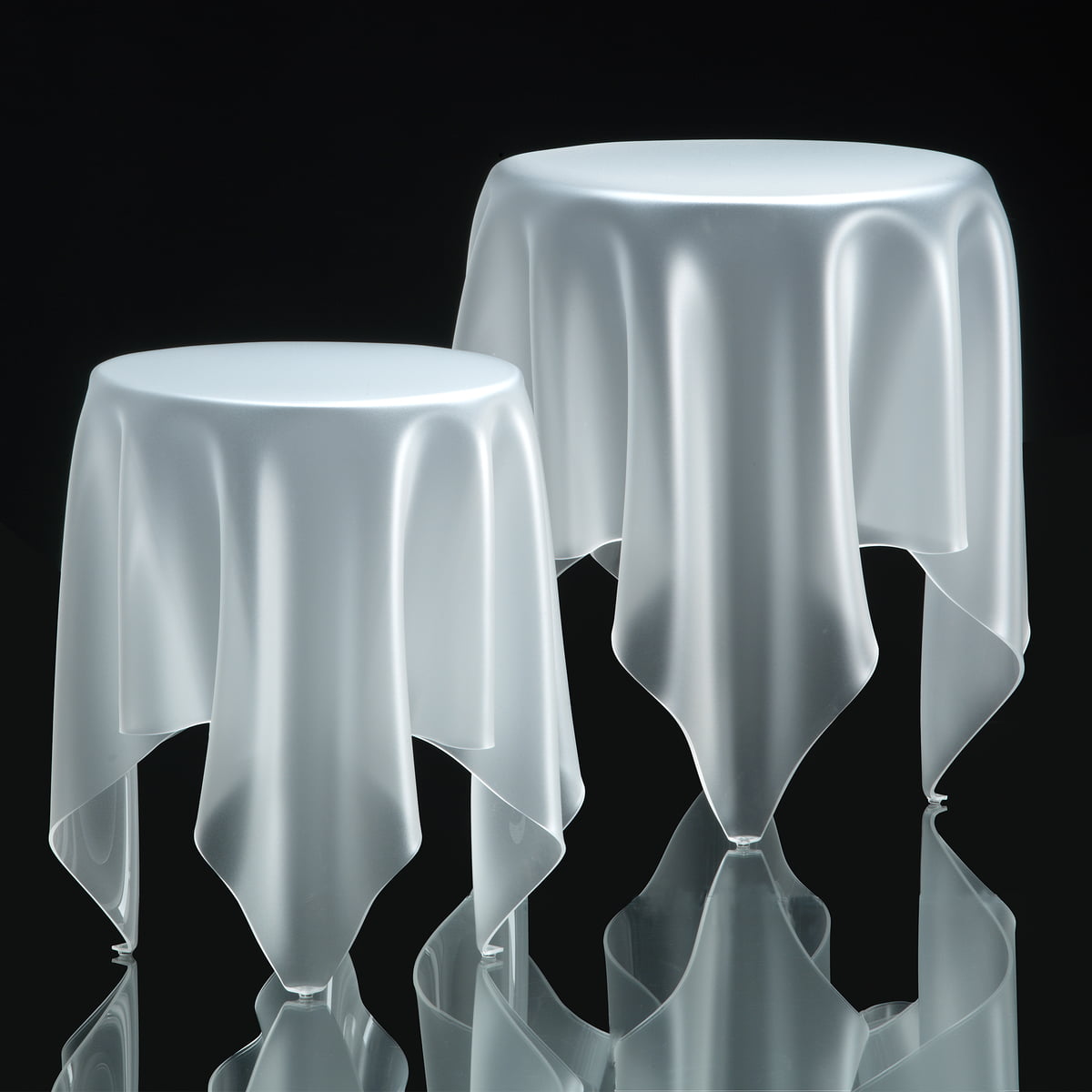 Schwebendes Tischtuch – Beistelltisch Illusion & Grand Illusion von essey