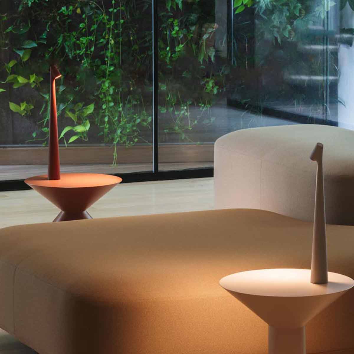 Africa von Vibia – filigrane skulpturhafte LED Arbeitsleuchte