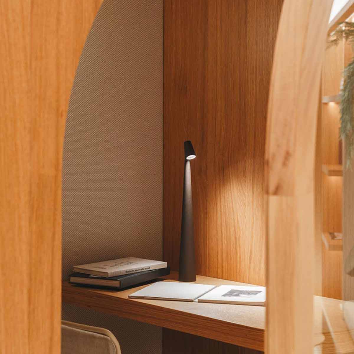 Africa von Vibia – filigrane skulpturhafte LED Arbeitsleuchte