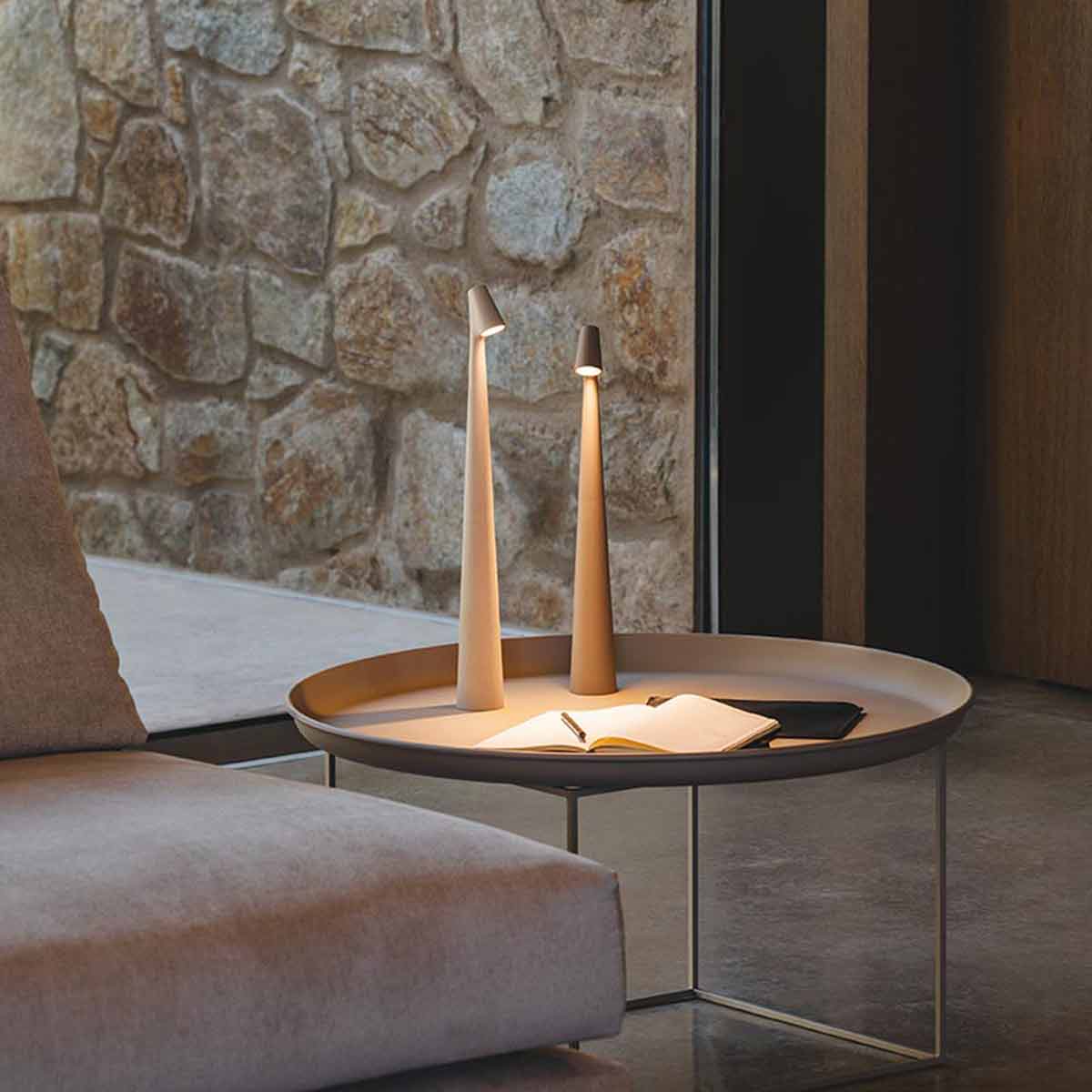 Africa von Vibia – filigrane skulpturhafte LED Arbeitsleuchte