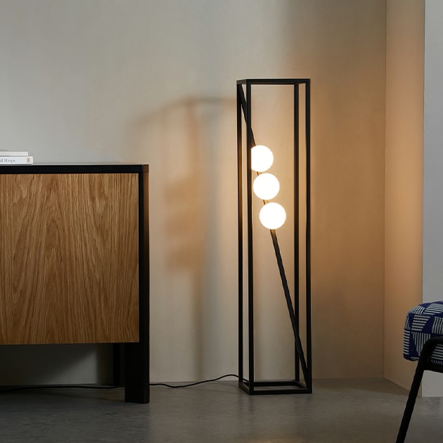 Maxie Stehlampe – Kombination aus Metall und Milchglas