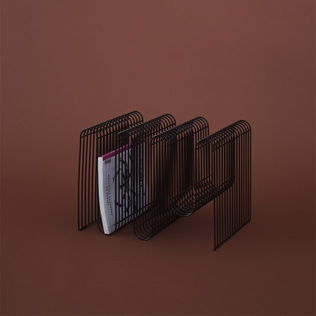 Curva - Wellenförmiger Magazinhalter von AYTM