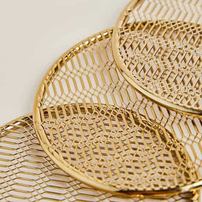Goldfarbene Untersetzer mit Gittermuster im 4er-Pack