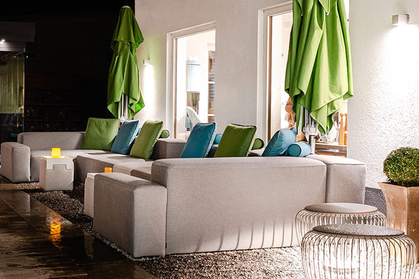 IKONO -modulare Outdoor-Lounger auch für Indoor komfortabel und to rent