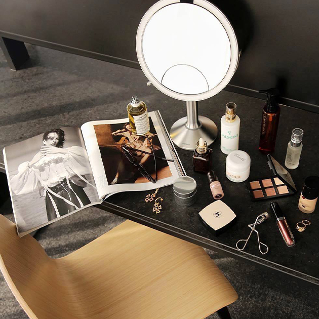 Perfekt ausgeleuchtet mit dem Sensorenspiegel von simplehuman