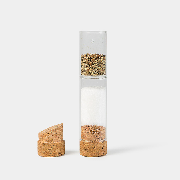 Handlicher Volto Gewürzstreuer aus Glas, doppelseitig