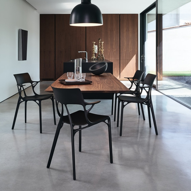 AI Stuhl von Kartell entworfen mit künstlicher Intelligenz für nachaltiges Design