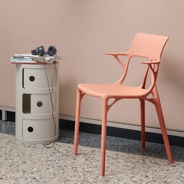 AI Stuhl von Kartell entworfen mit künstlicher Intelligenz für nachaltiges Design
