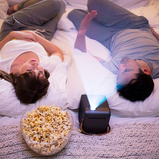 Formovie Dice - der Mini Projektor mit Akku für spontanes Kinoerlebnis