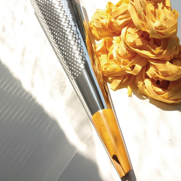 „Todo“ – ergonomisch optimale Reibe von Alessi designed by Richard Sapper