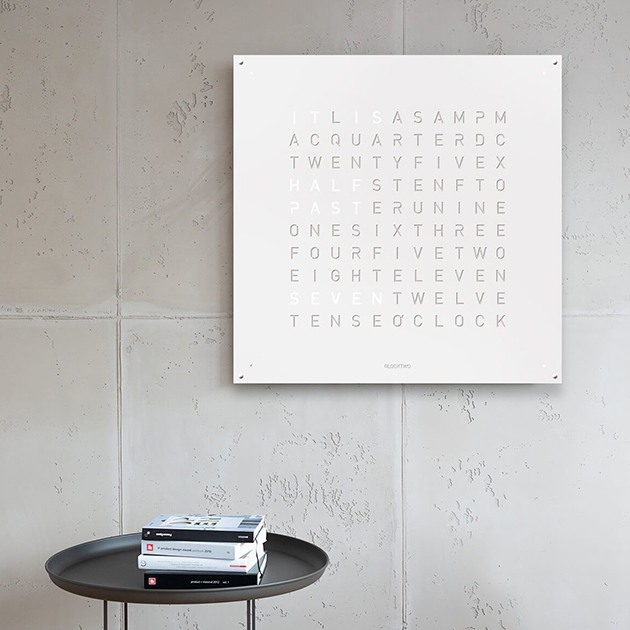 Qlocktwo zeigt die Zeit mit Worten in 20 Sprachen