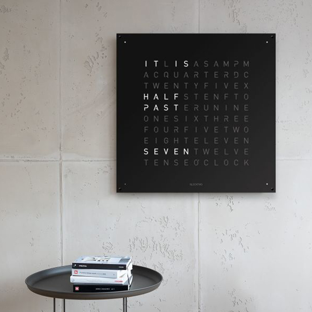 Qlocktwo zeigt die Zeit mit Worten in 20 Sprachen